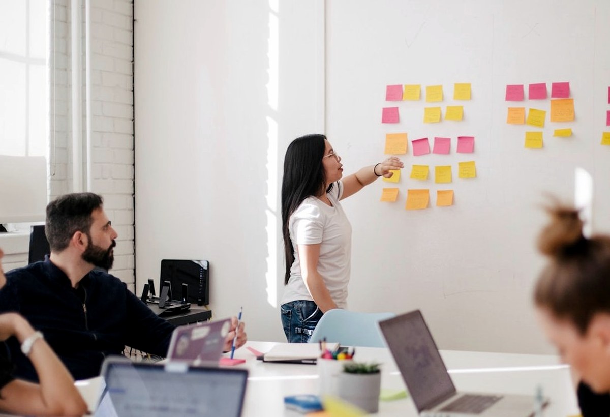 arbeitsplatz mit dokumenten